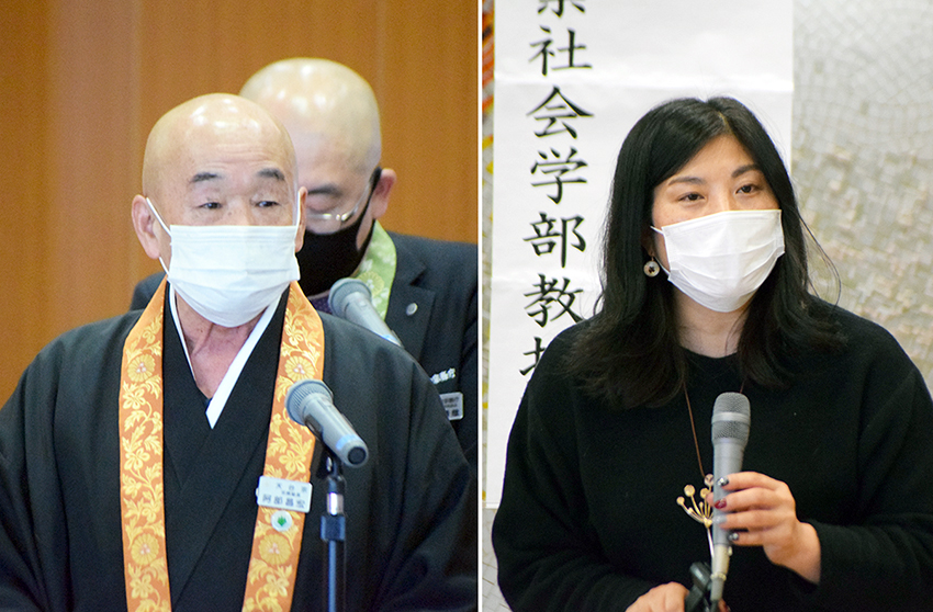 あいさつする阿部宗務総長（左）と斎藤教授