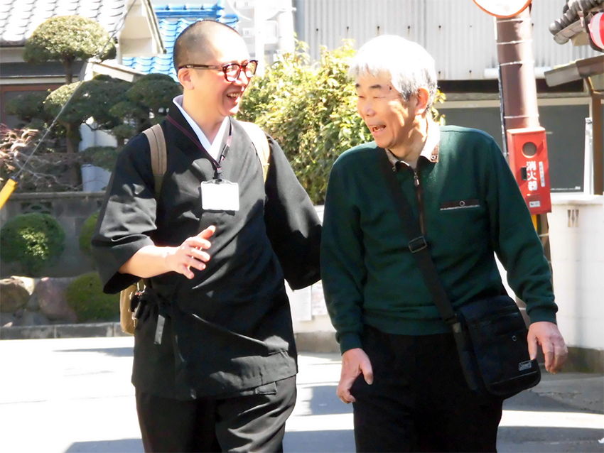 利用者の外出に同行するお坊さんヘルパー