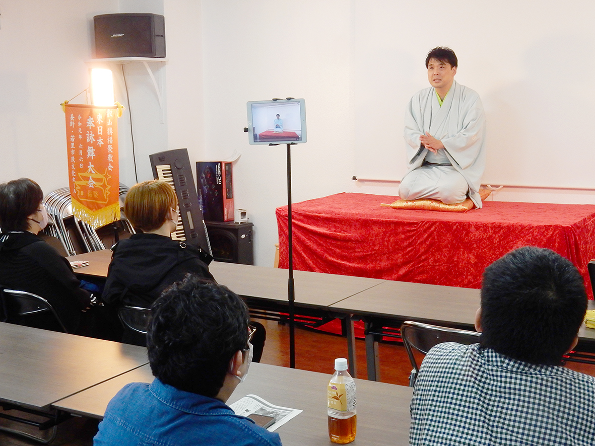 「語らいカフェ」で落語に聞き入る参加者たち