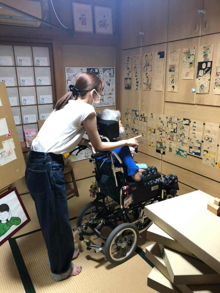 祖母の車椅子を押す大塚沙瑛さん