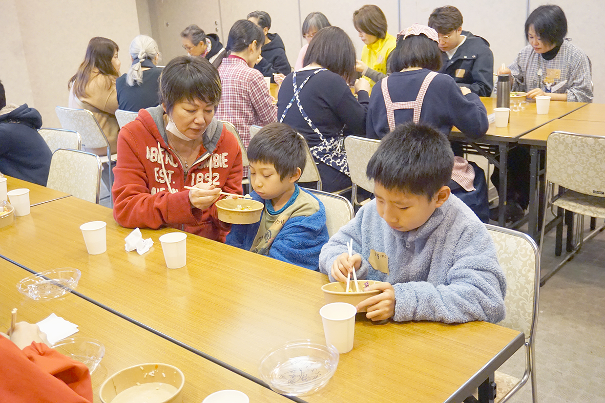 プレオープンで弁当を食べる参加者たち