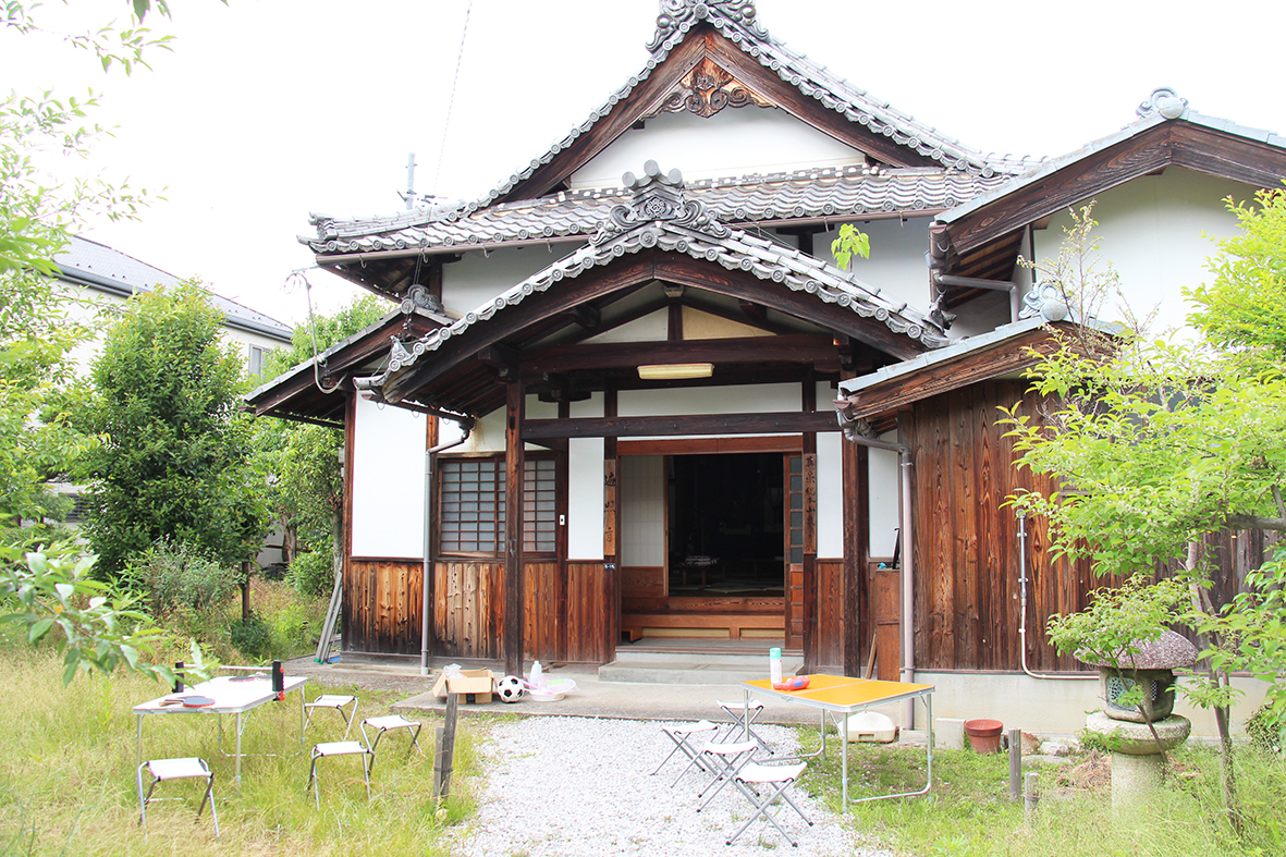子どもたちが集まる遍照寺の境内