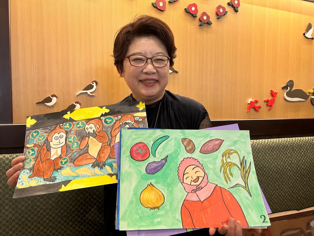 「介護紙芝居」を描く熊谷祐子さん