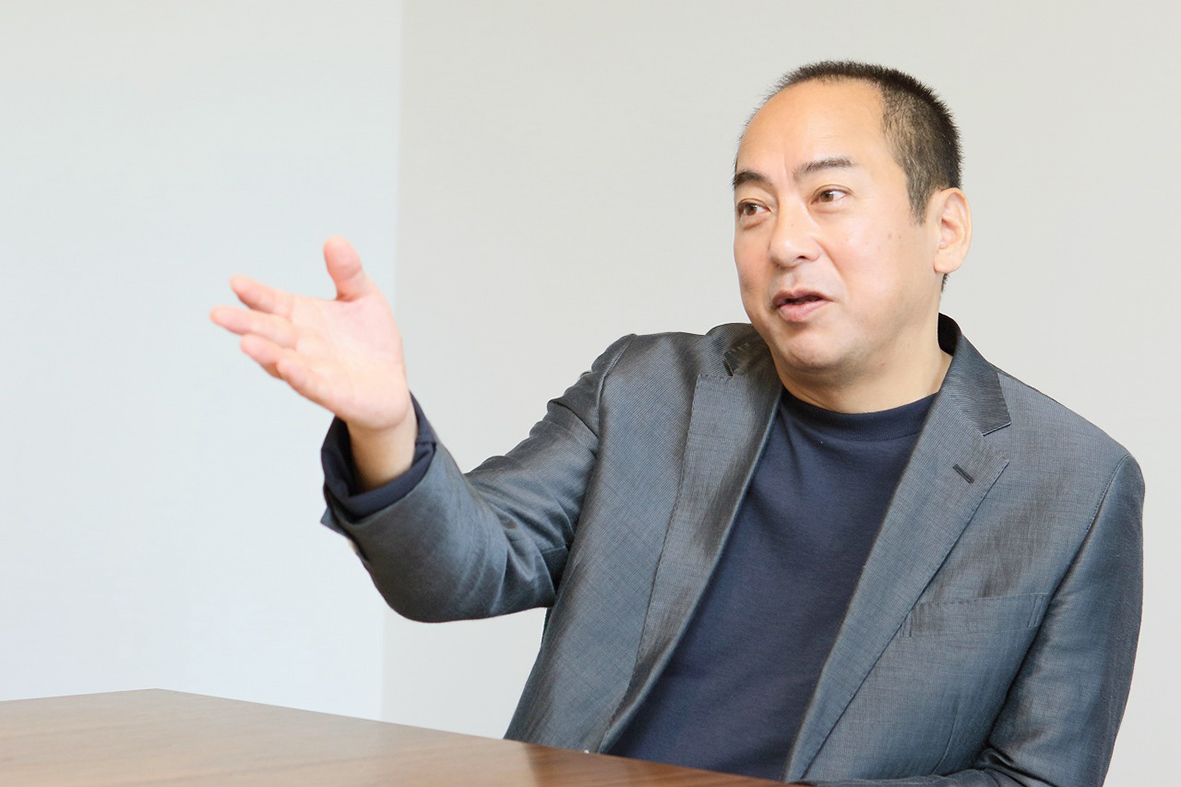 「頑張りすぎると、力を発揮する機会を奪う」と語る雄谷理事長