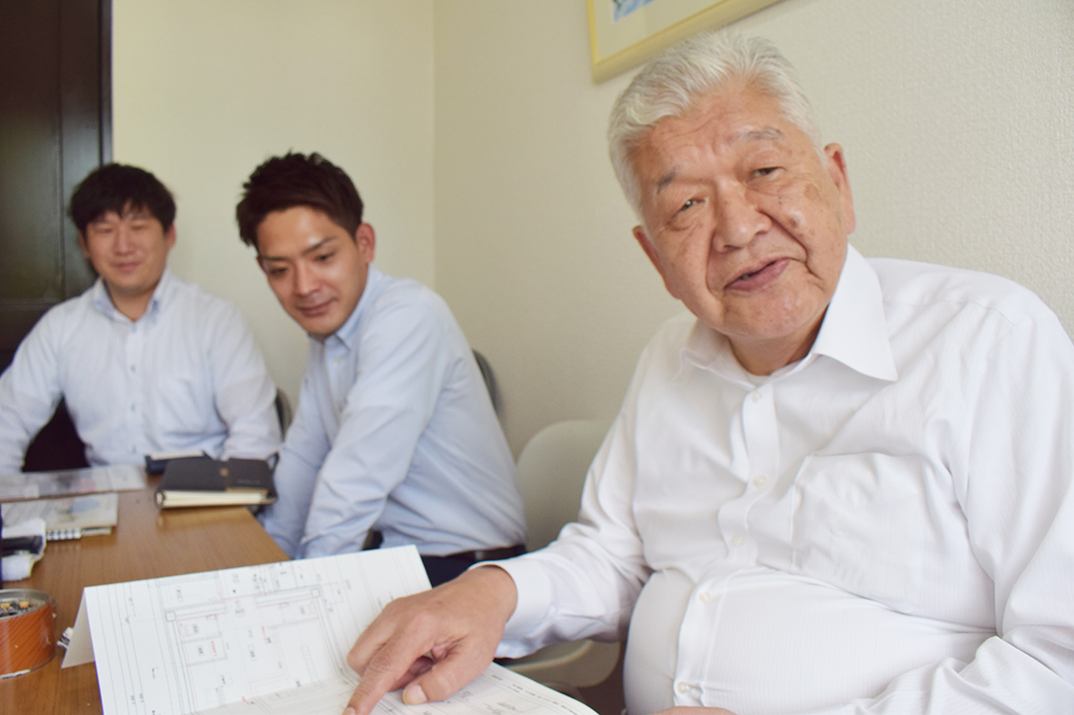 お寺に「福祉マンション」の整備を呼び掛ける大西勝己会長（右）