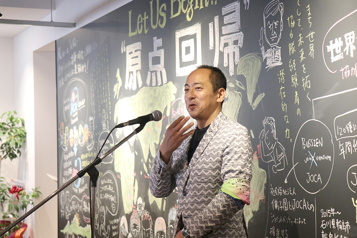 佛子園の取り組みについて講演する雄谷理事長
