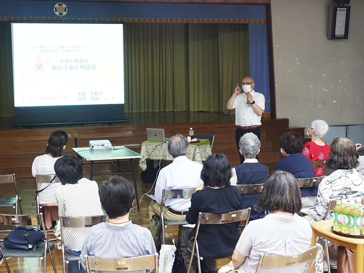 三浦氏の話を聴くカトリック信者ら