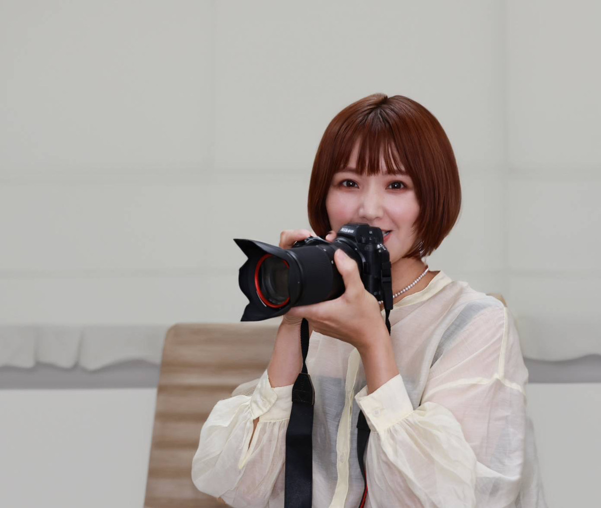 写真①　カメラを構える畑さん