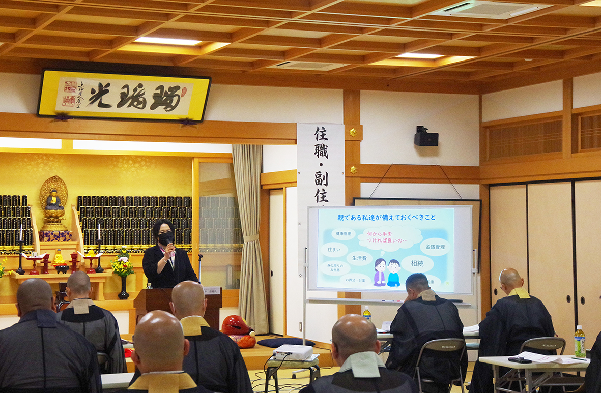 （画像①アイキャッチ：藤井氏を講師に招いて行われた住職・副住職研修会＝７月19日、京都市東山区の臨済宗東福寺派宗務本院）