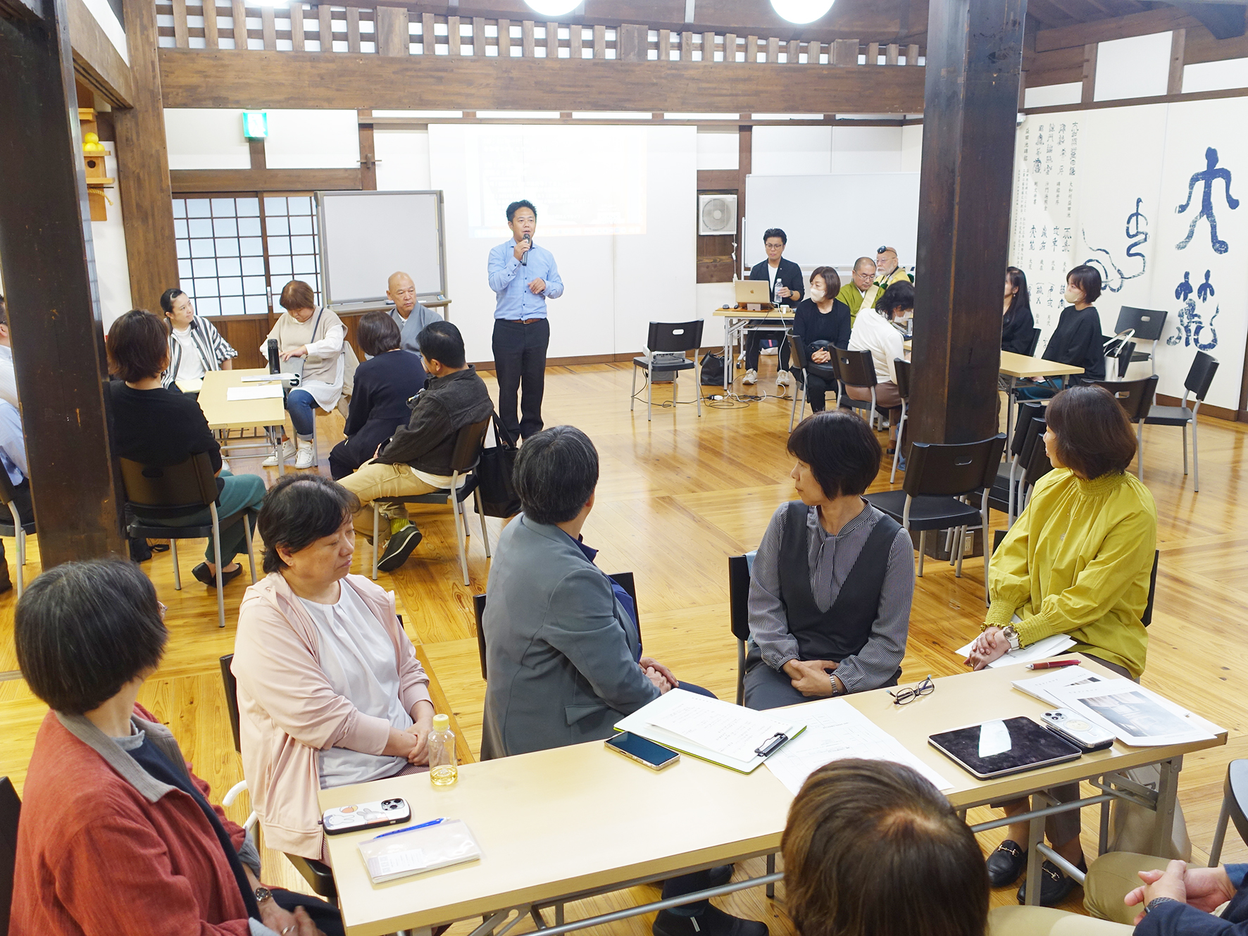 発表を受けて意見交換する勉強会の参加者たち＝14日、大阪府茨木市の高野山真言宗総持寺