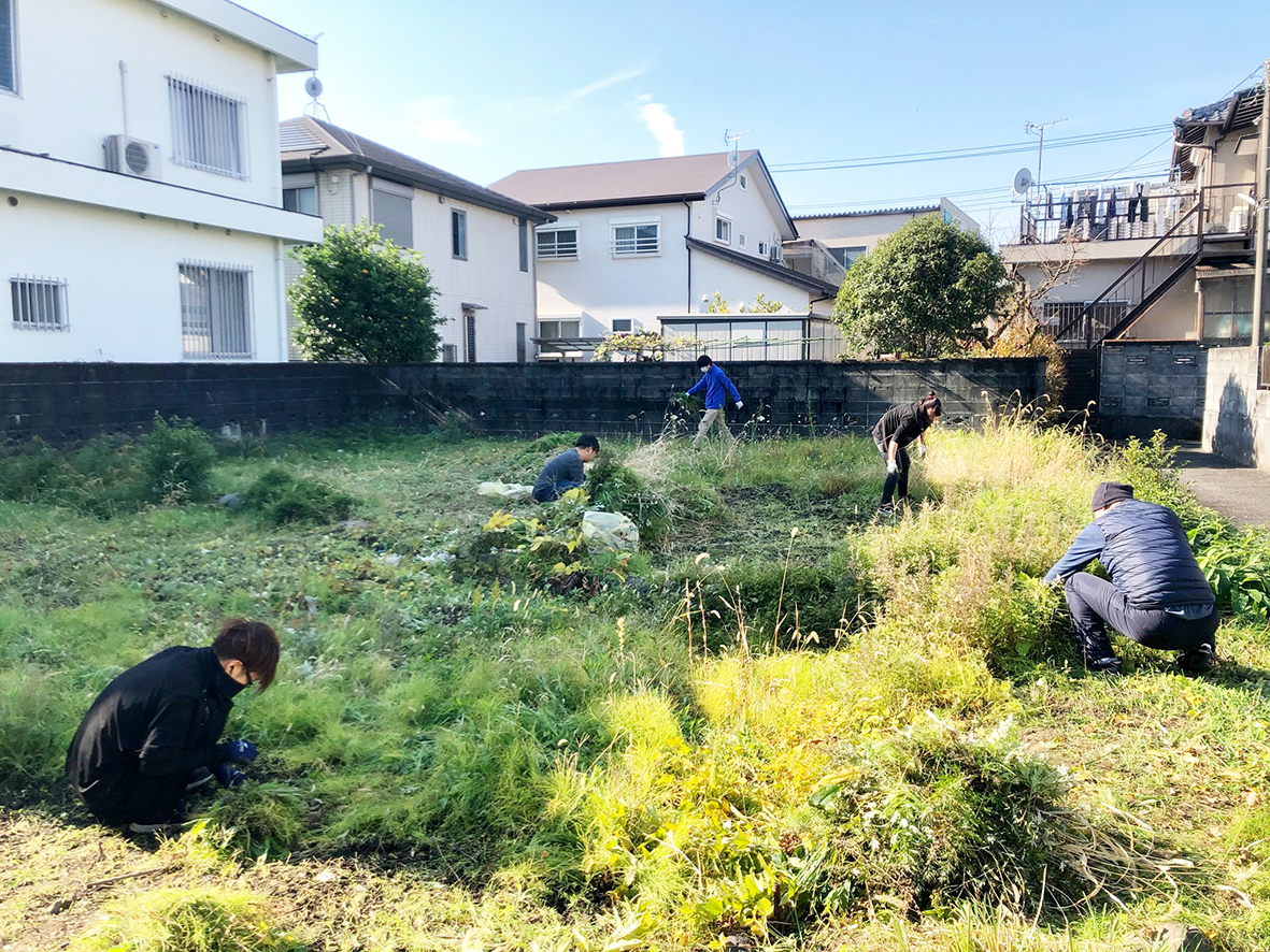 農園を始める前の荒廃した飛び地境内