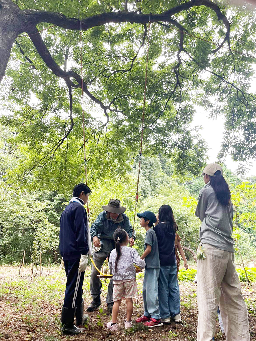 （画像‗屋外：フリースクール「ふらっと」の野外活動を楽しむ子どもたち＝９月22日）