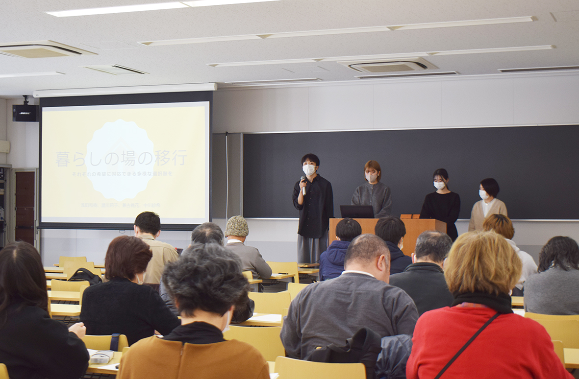 (写真アイキャッチ兼用
キャプ:知的障害のある子の親への調査を踏まえて提言を行う学生ら)