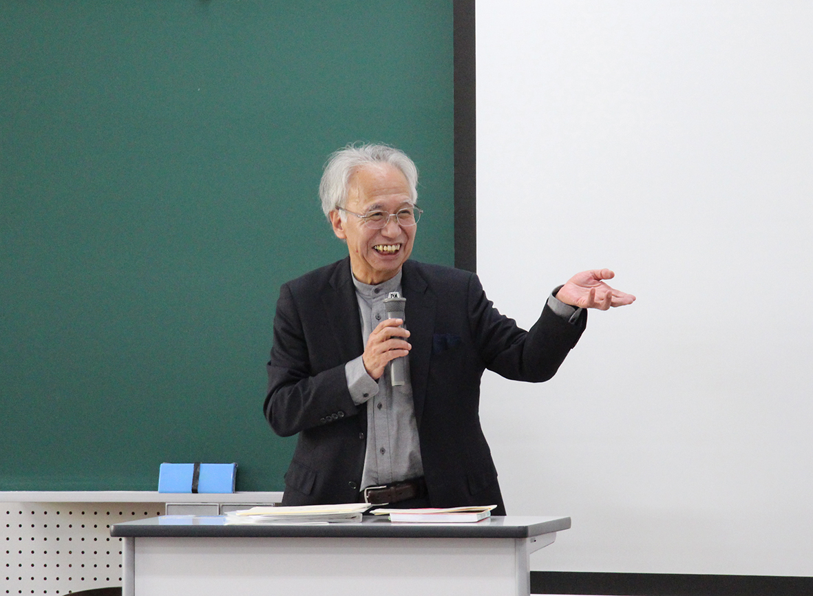 （画像①：講義する長倉住職＝10月23日）