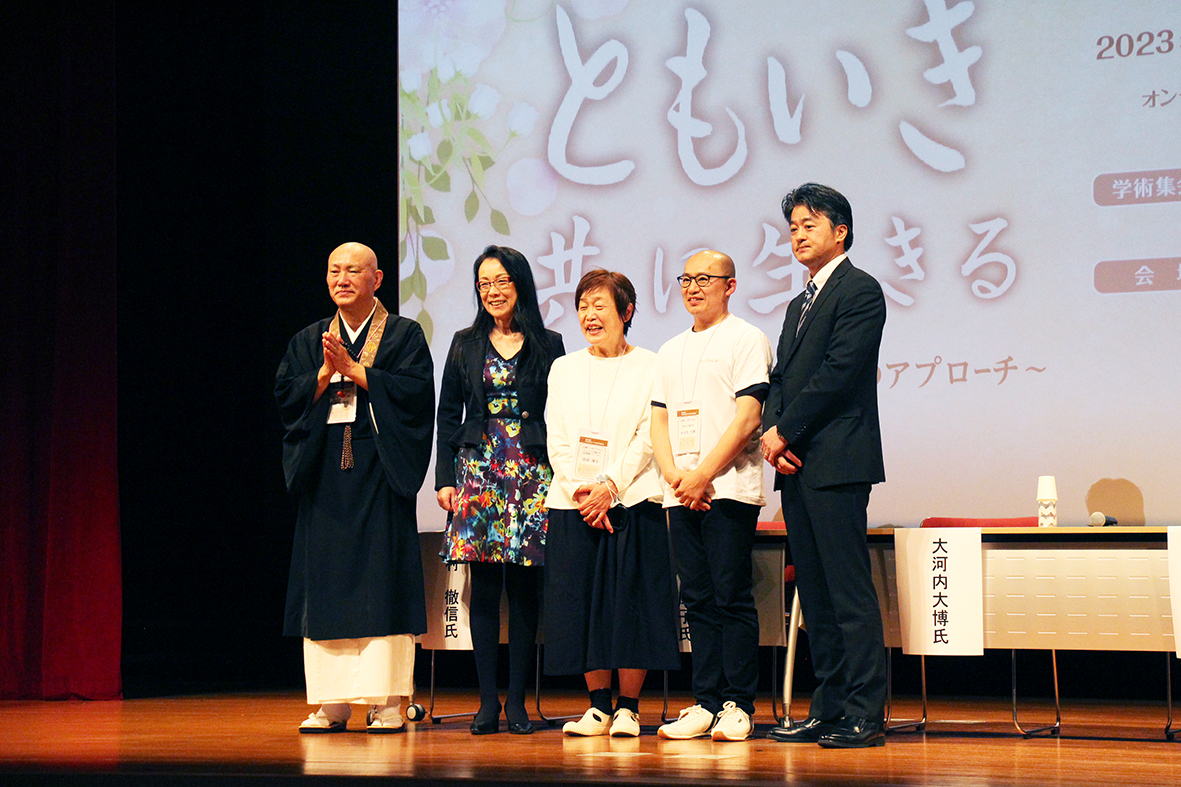 シンポジウムの登壇者と小西教授（左から２人目）