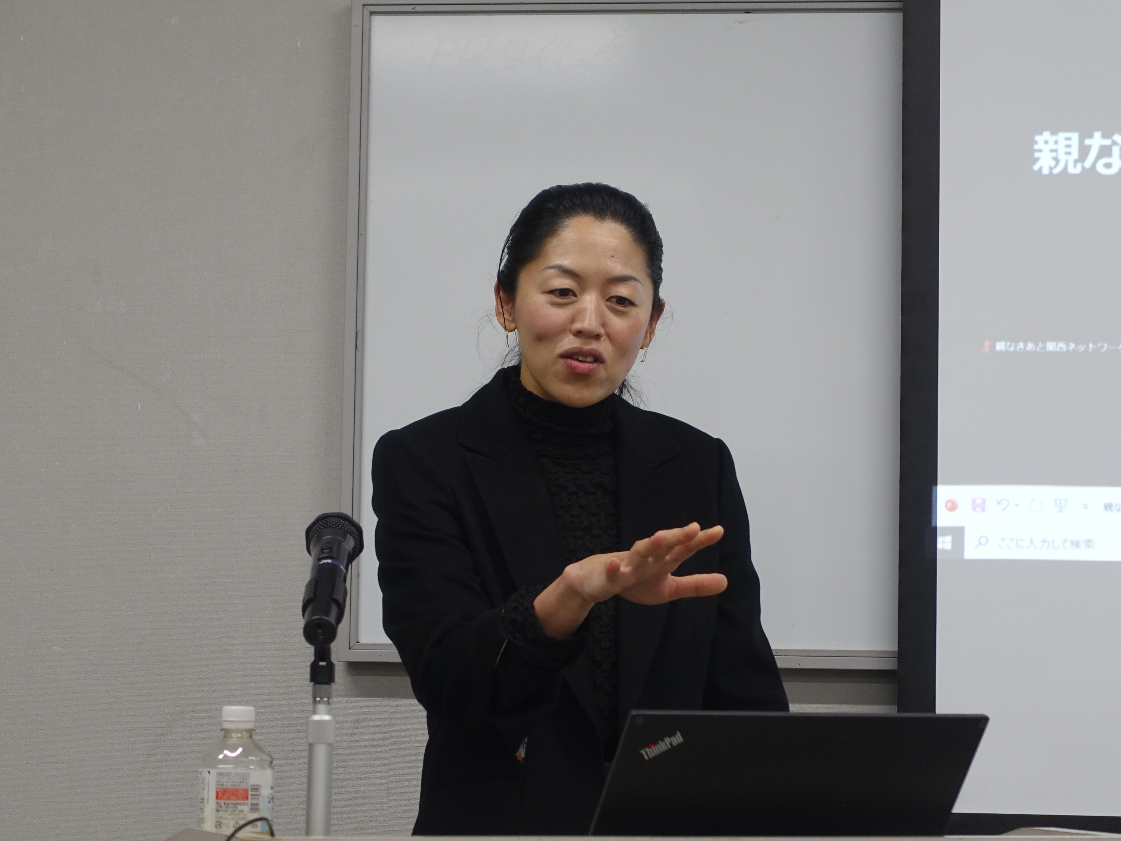 （写真①アイキャッチ兼用
　キャプ：講演する江藤惠美さん。デザイナーであり、福祉事業所の経営者でもある）