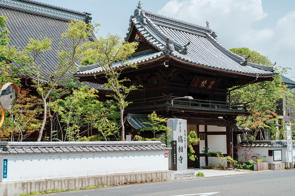 瑞相寺の山門と奥に見える本堂