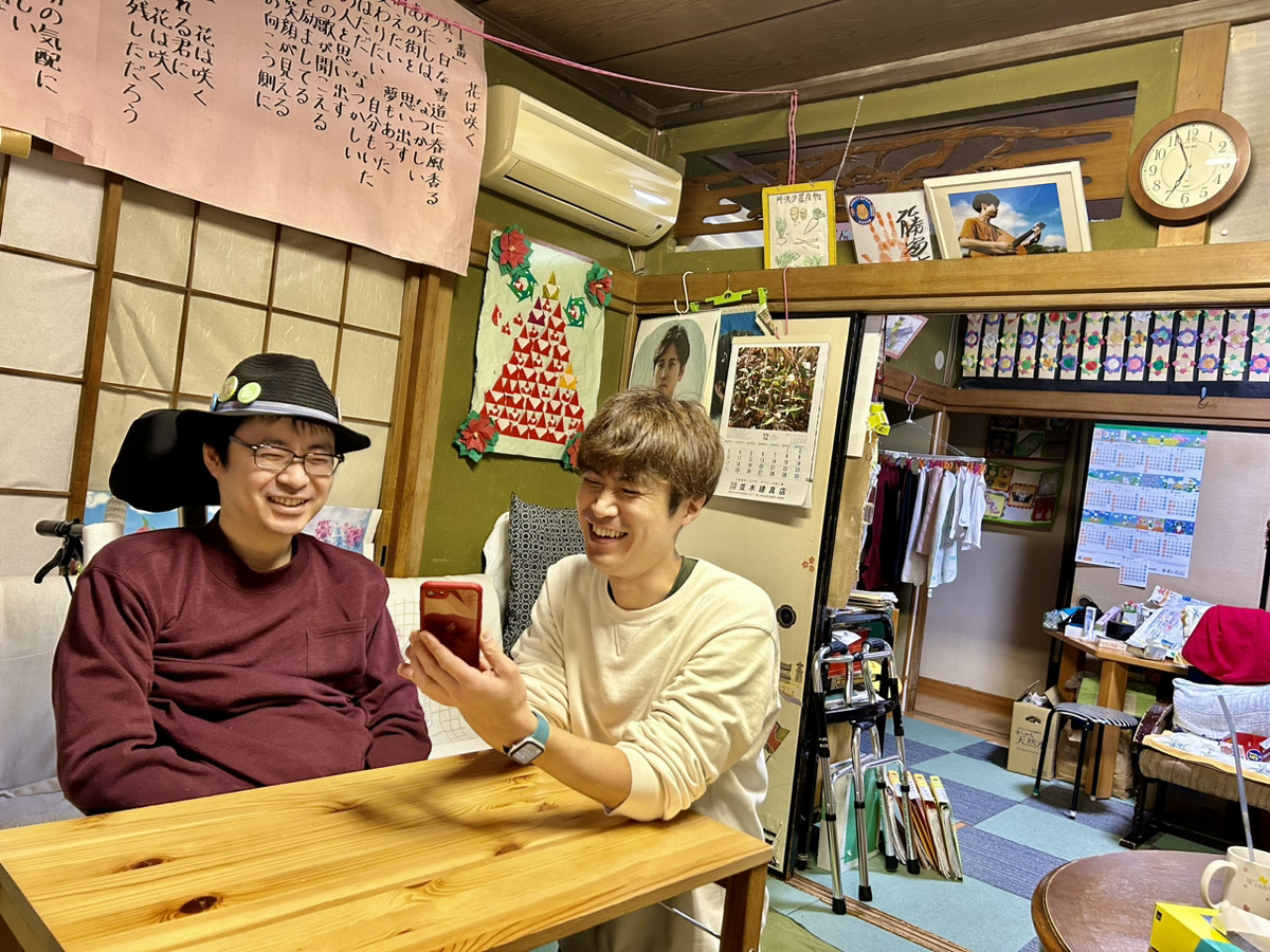 写真①　たか&ゆうき　部屋で話す
キャプ　いつも和気あいあいな２人