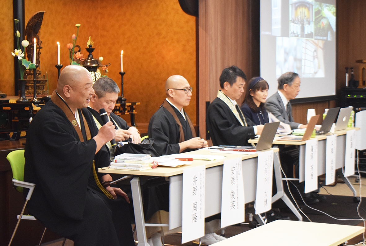 (画像01:アイキャッチ兼用:現代人の死生観と教えの乖離について討論する識者ら=昨年12月4日、京都市東山区)