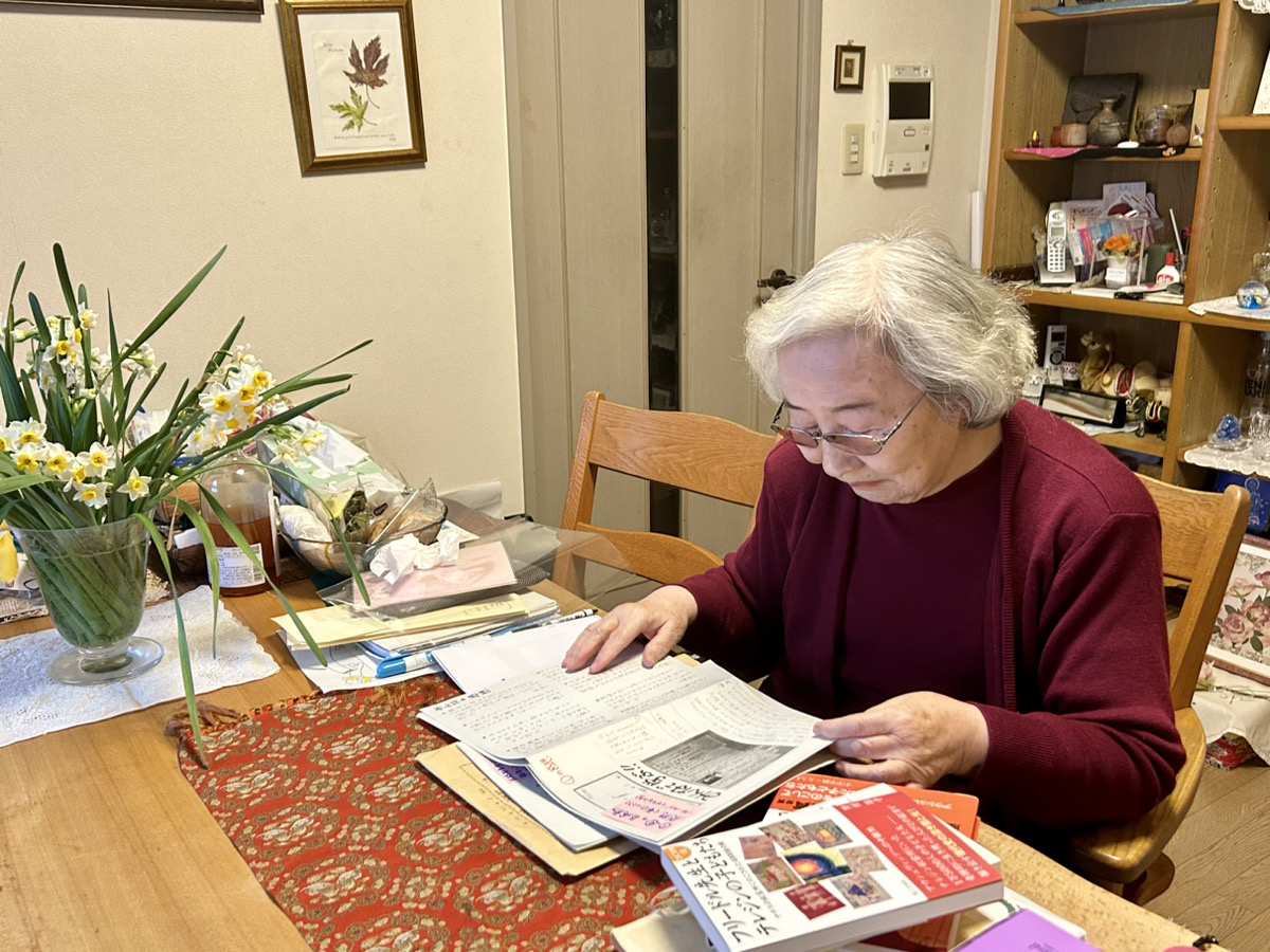　写真①　野村さん　下向き
　キャプ　子どもたちの感想文をていねいに読む野村路子さん