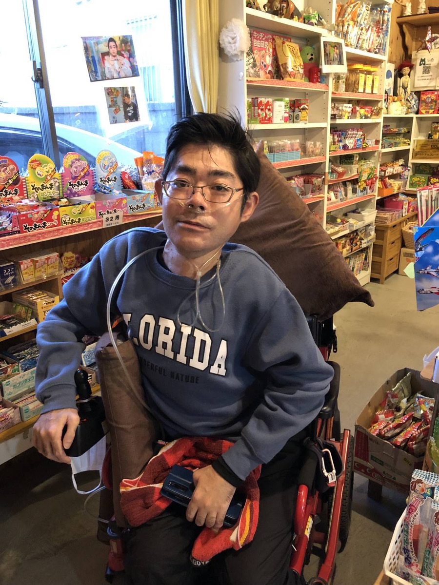 電動車椅子に乗って店を切り盛りする杉浦幸博さん