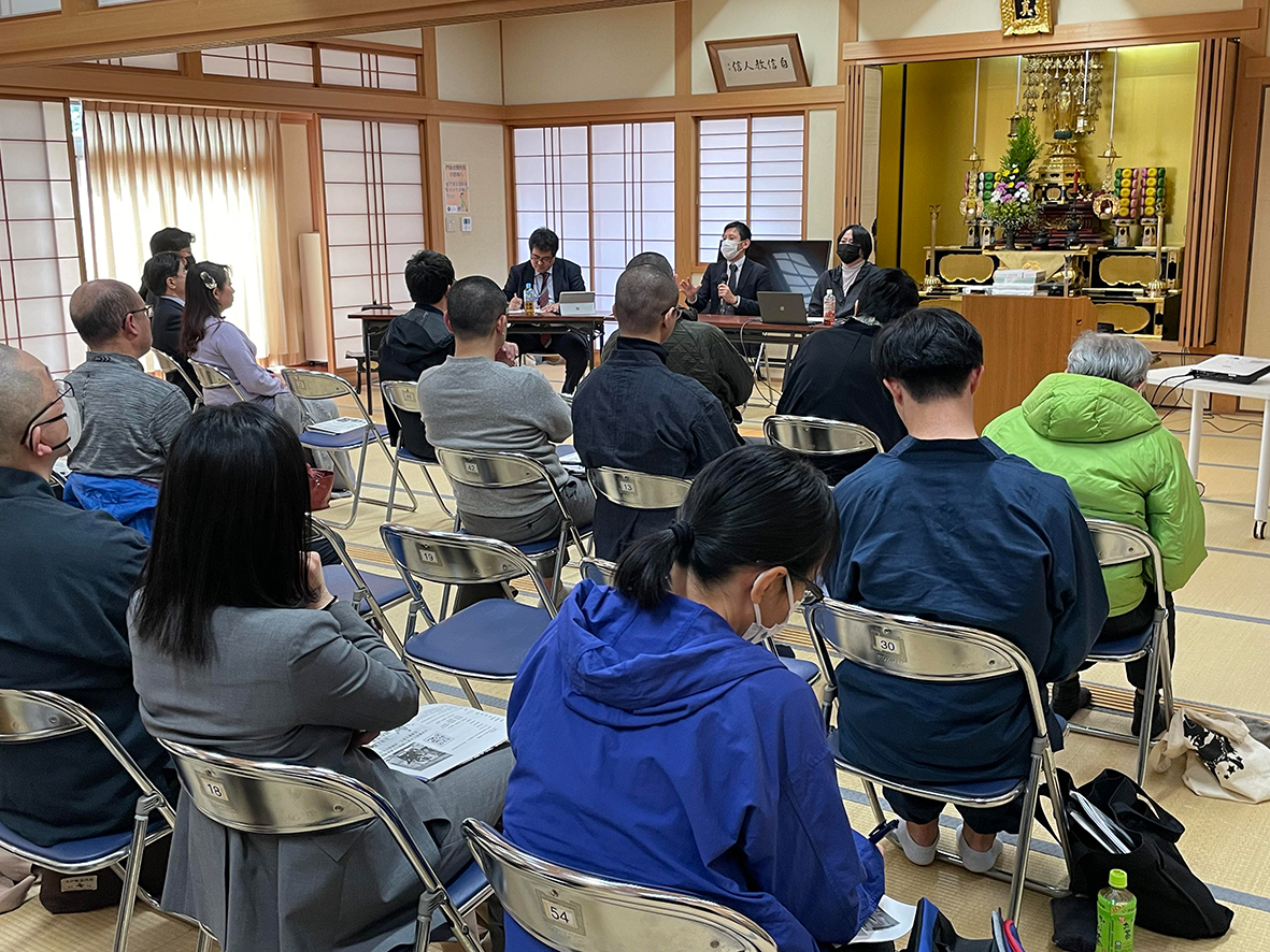 約40人が集まった妙行寺の公開講演会