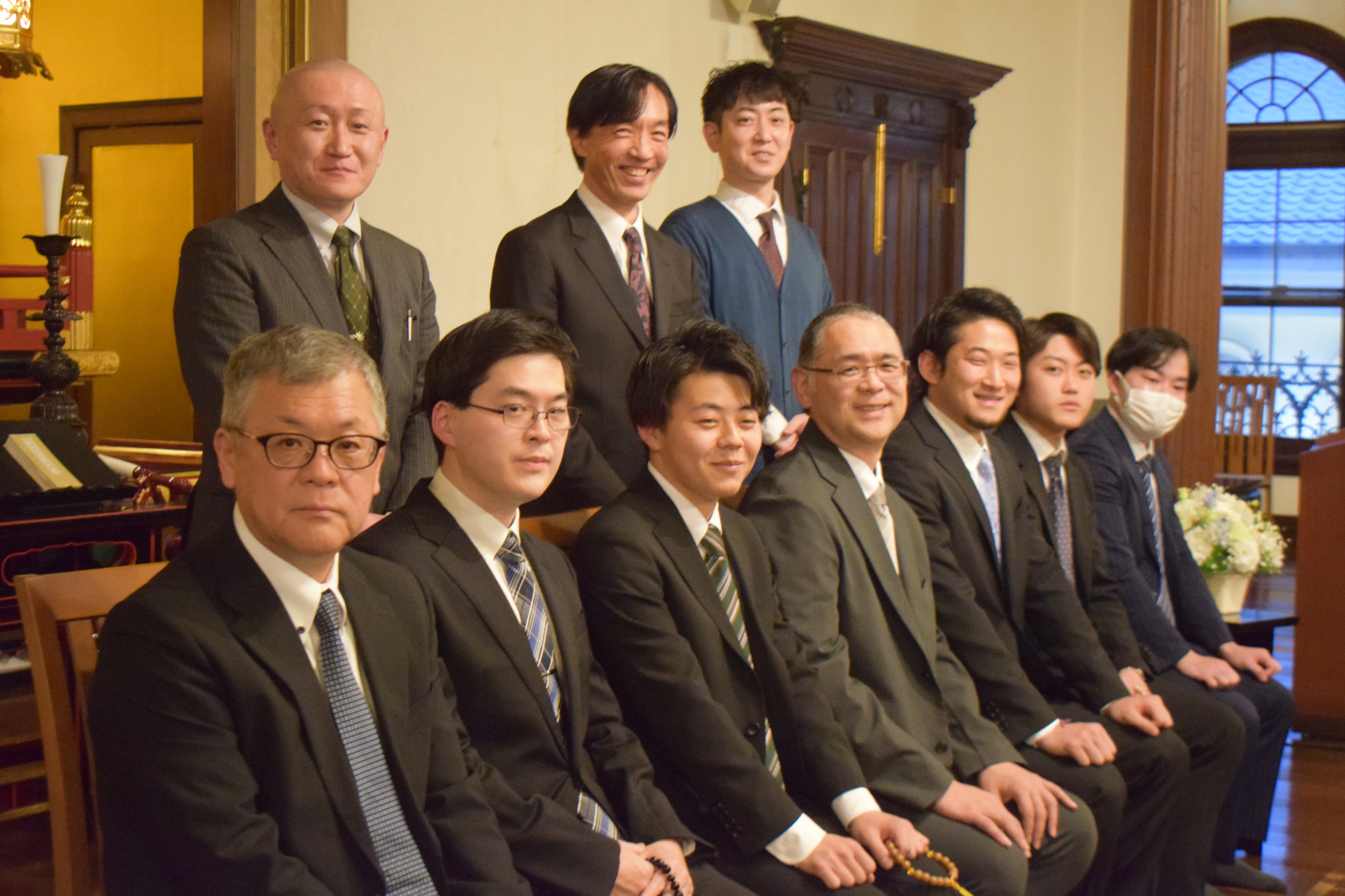 （画像：シンポジウムに登壇した教授と大学院生たち）