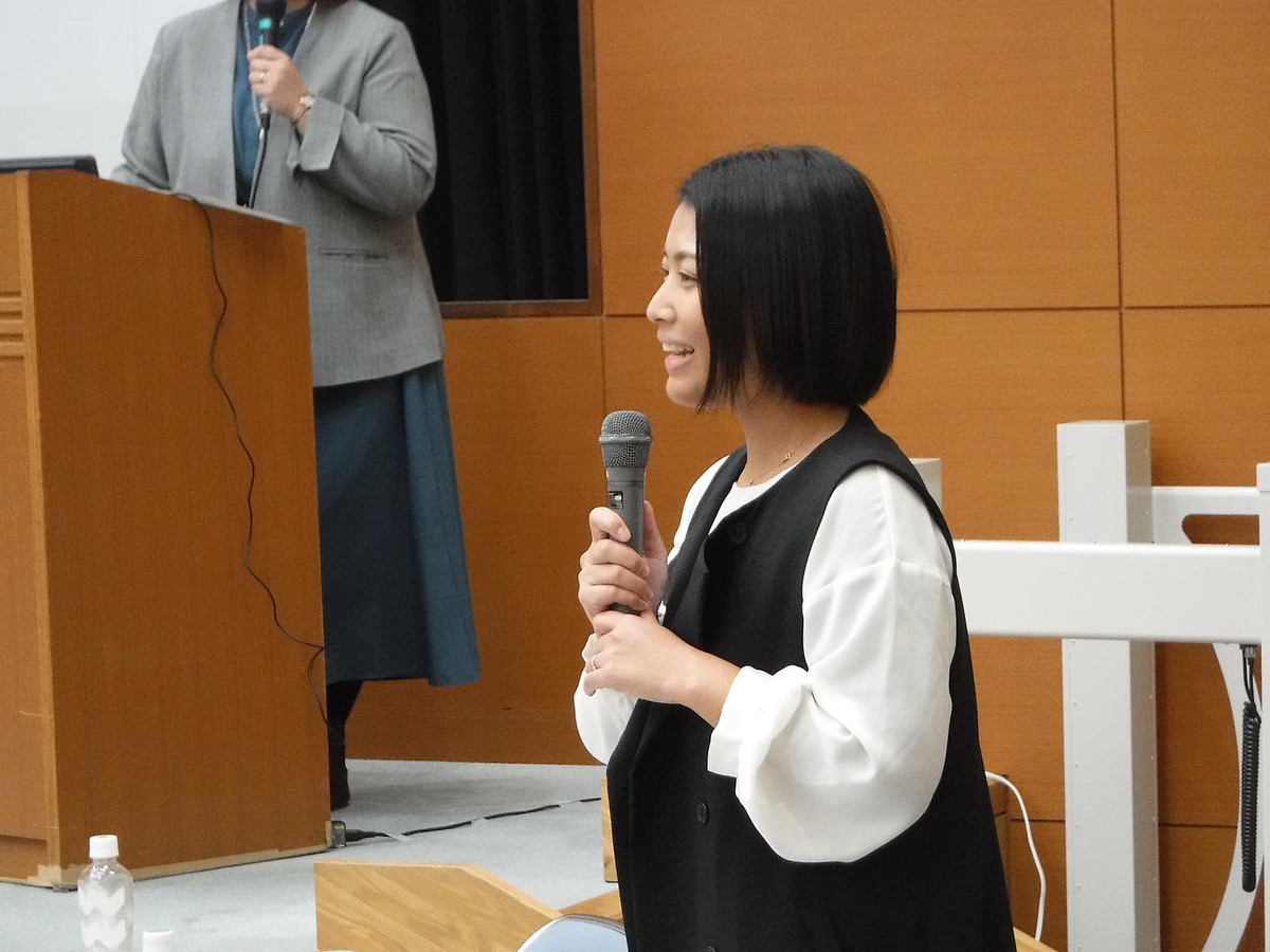 写真①講演ヨコ
キャプ　子育てと介護を両立させながら講演している