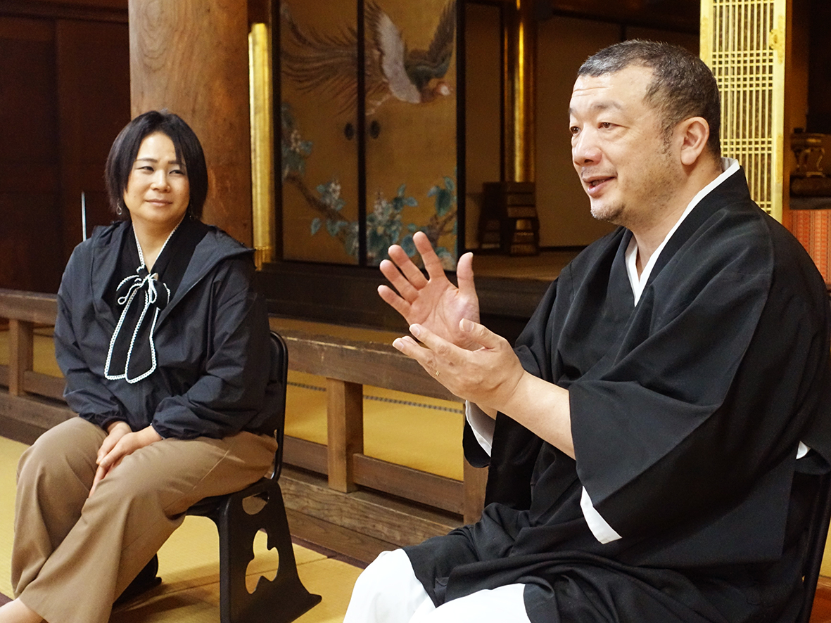 （画像①アイキャッチ兼用：「親なきあとの居場所」について阿弥陀堂で対談する泰圓澄さん（右）と藤井さん＝3月31日、真宗出雲路派本山毫攝寺）