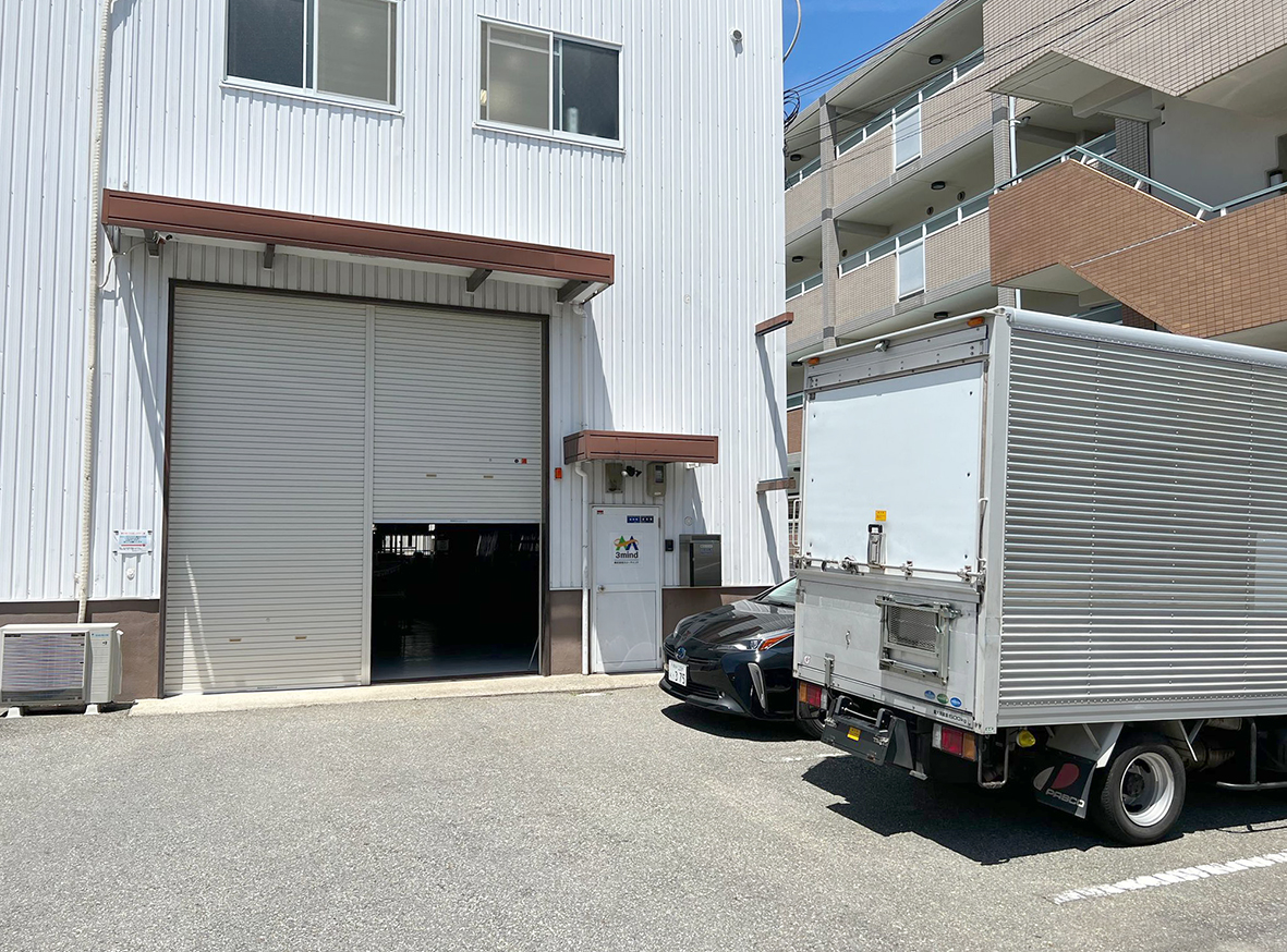 （画像①：スリーマインドの倉庫兼事務所）