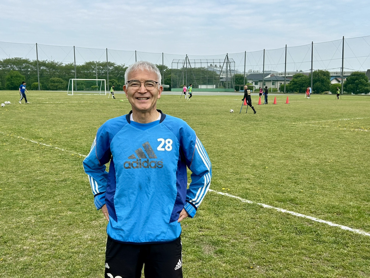 写真①アイキャッチ兼用　小浜さん正面
キャプ　FCアウボラーダのスタッフ、小浜雄司さん