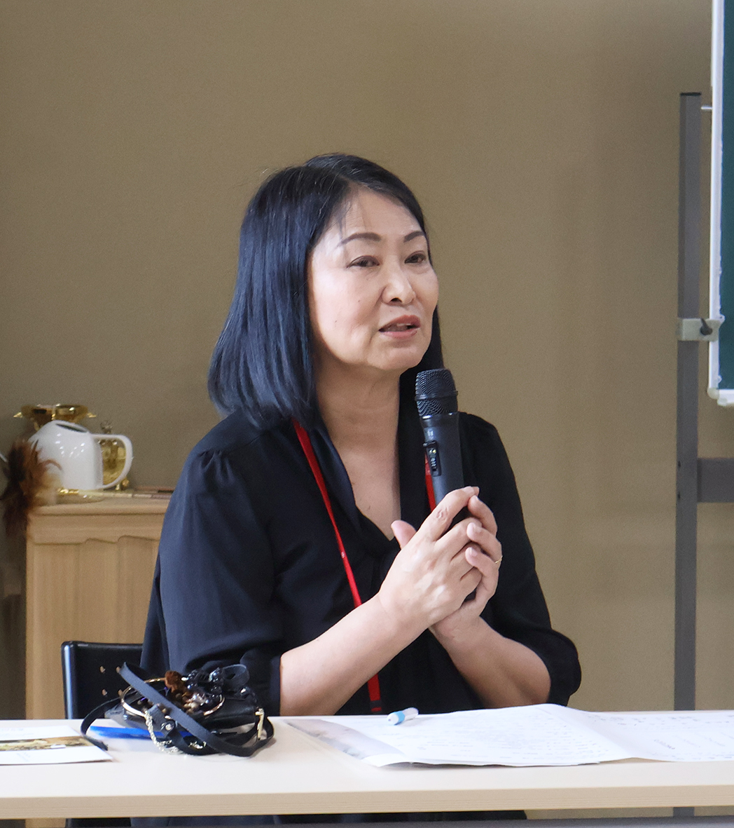 (画像①:がん患者が駆け込める地域の拠点の必要性を話す西村詠子さん)