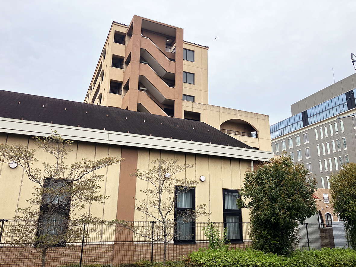 （画像①：葬儀を行うコミュニティ棟（手前建物）の外観）