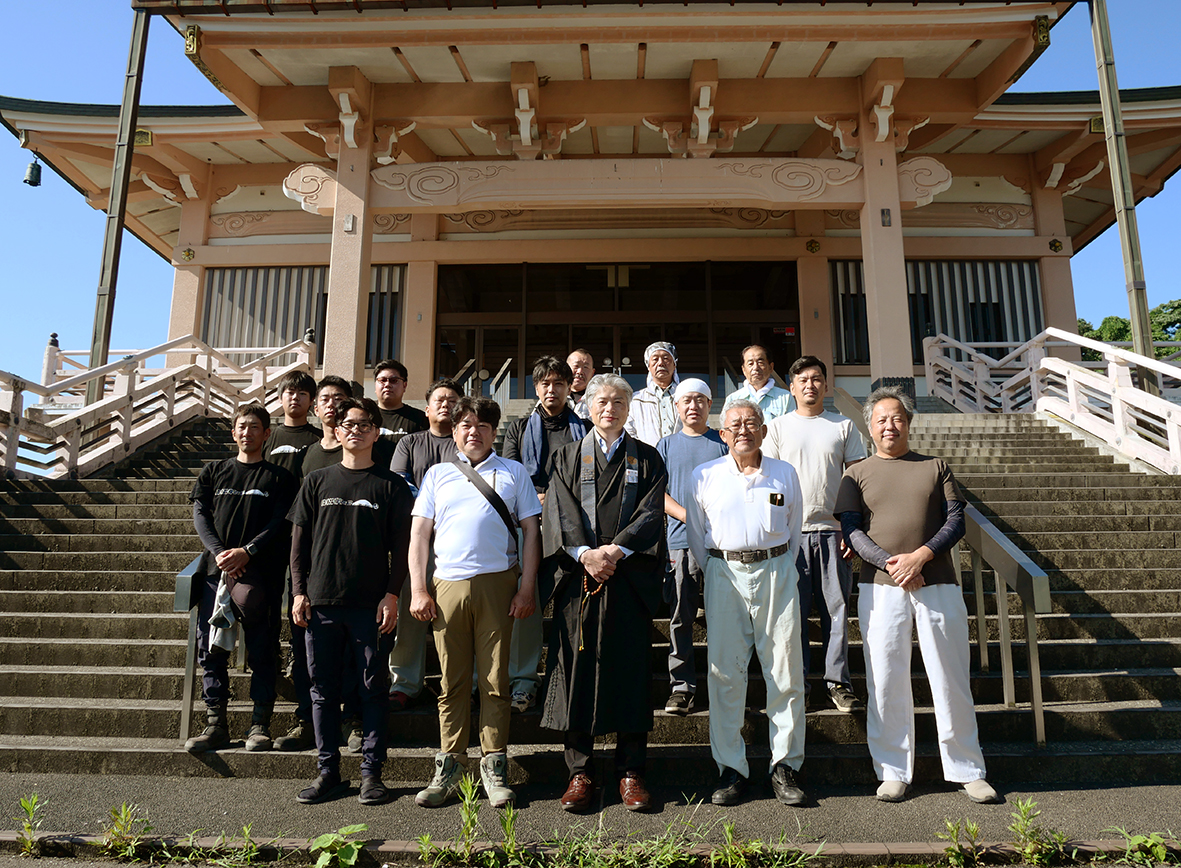 （画像①：七尾市での墓地復旧支援活動に参加した人たち＝真宗大谷派能登教務所）