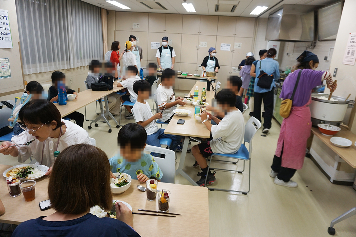 にぎやかな「まえのふれあいこども食堂」。大人も元気をもらっている（画像を一部処理しています）