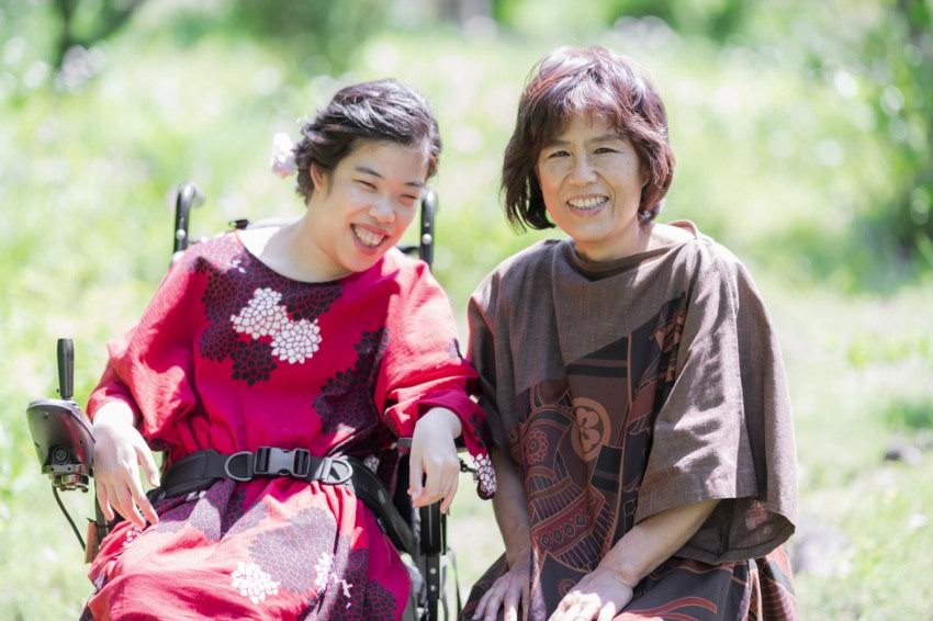 車いすピアニストの岩﨑花奈絵さんと母準子さん