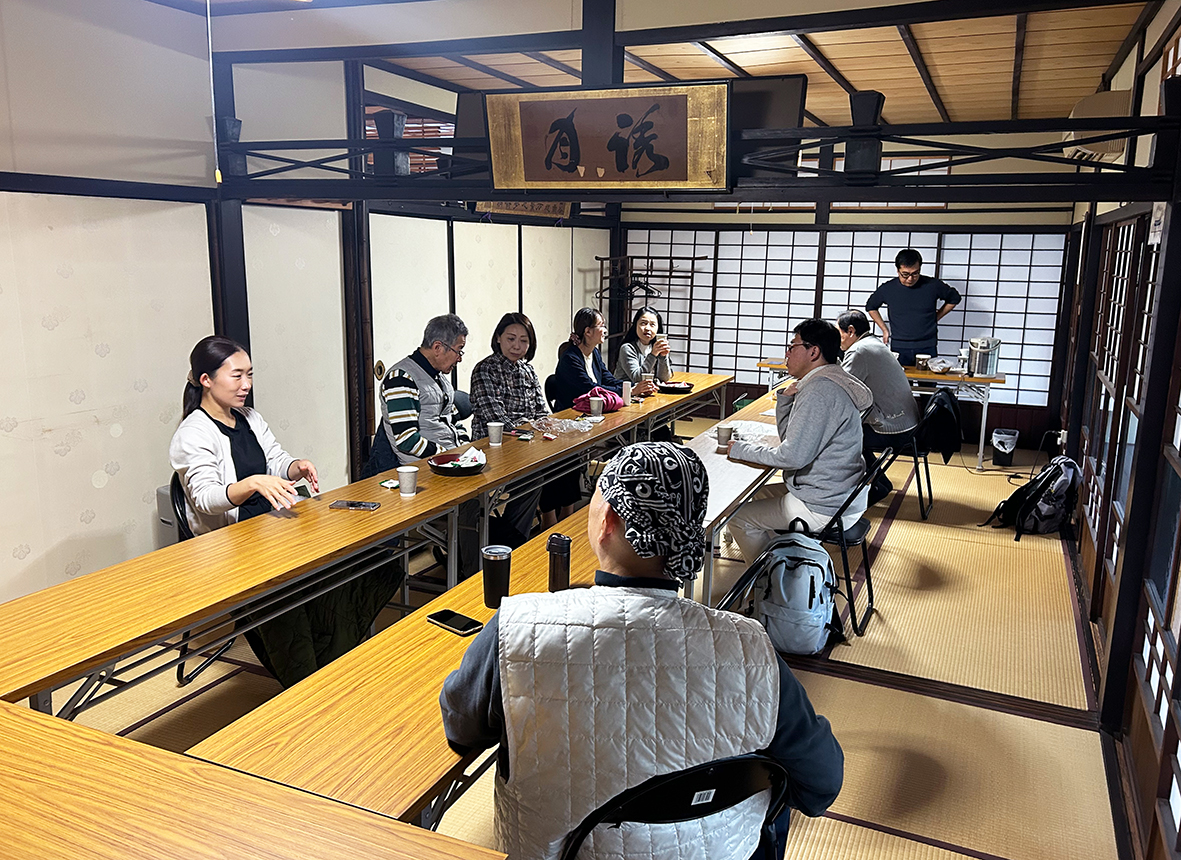 「おてらカフェ」で会話を楽しむ参加者ら