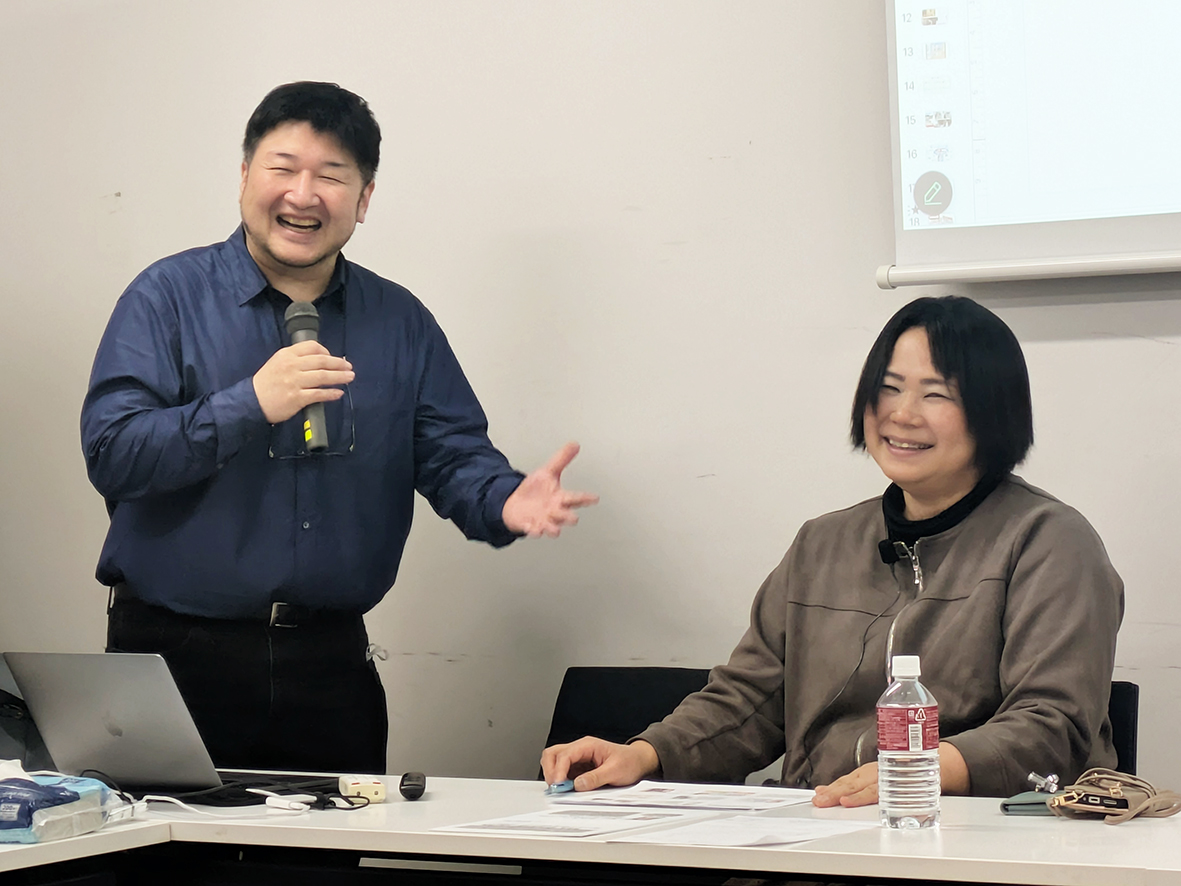 （画像アイキャッチ兼用：参加者らに藤井さん（右）を紹介する久保田教授）
