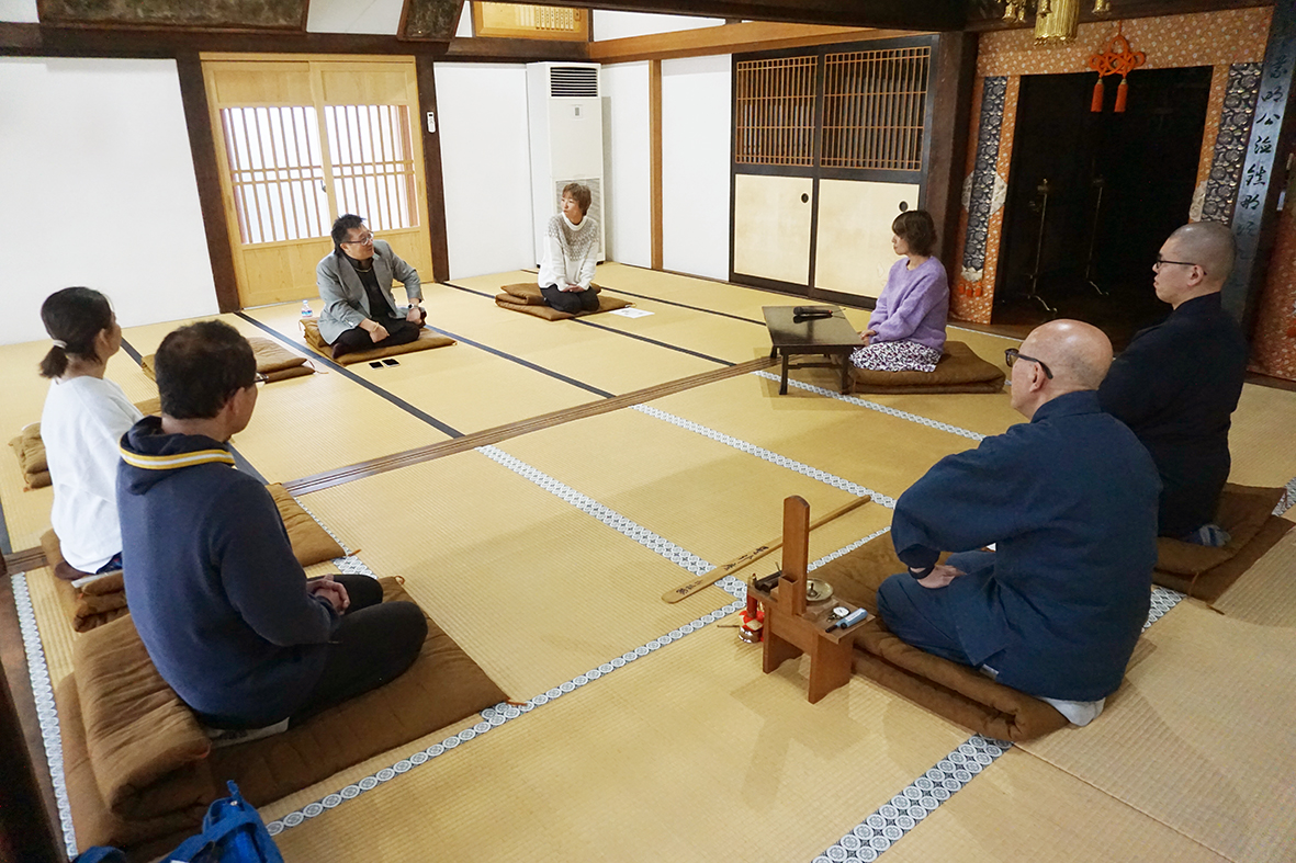 （画像１：体験談を語り合う参加者たち）