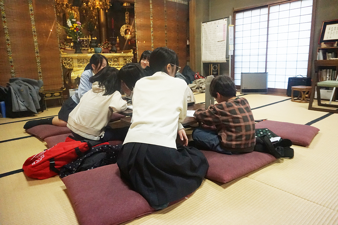 （画像アイキャッチ兼用：本堂で小学生に勉強を教える淑徳高校の生徒）