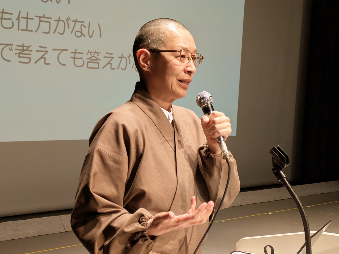 （画像アイキャッチ兼用：講演する玉置妙憂さん）