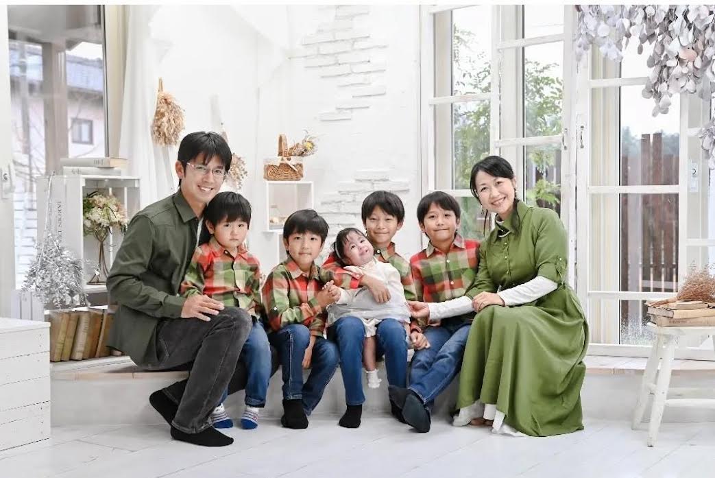 画像１　家族全員で。一番右が愛衣ちゃんを抱く小山さん