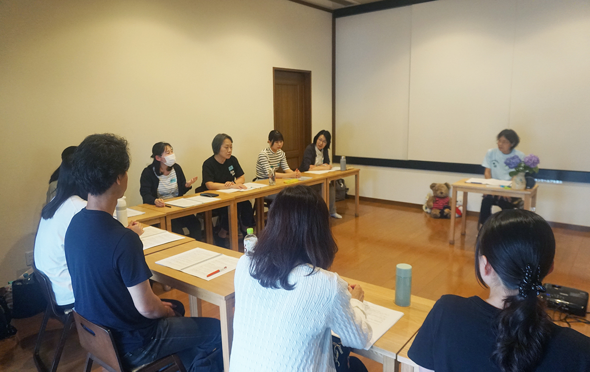 （画像アイキャッチ兼用：ファシリテーター養成講座。ロールプレーや話し合いを行う＝６月29日、東京都小金井市の真言宗豊山派真蔵院）
