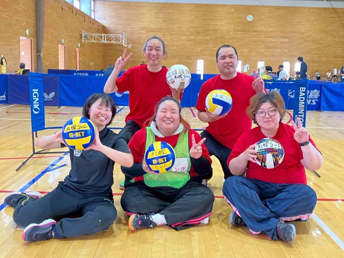 （画像１アイキャッチ兼用集合写真：札幌SVCの仲間たち。前列中央が風間さん）