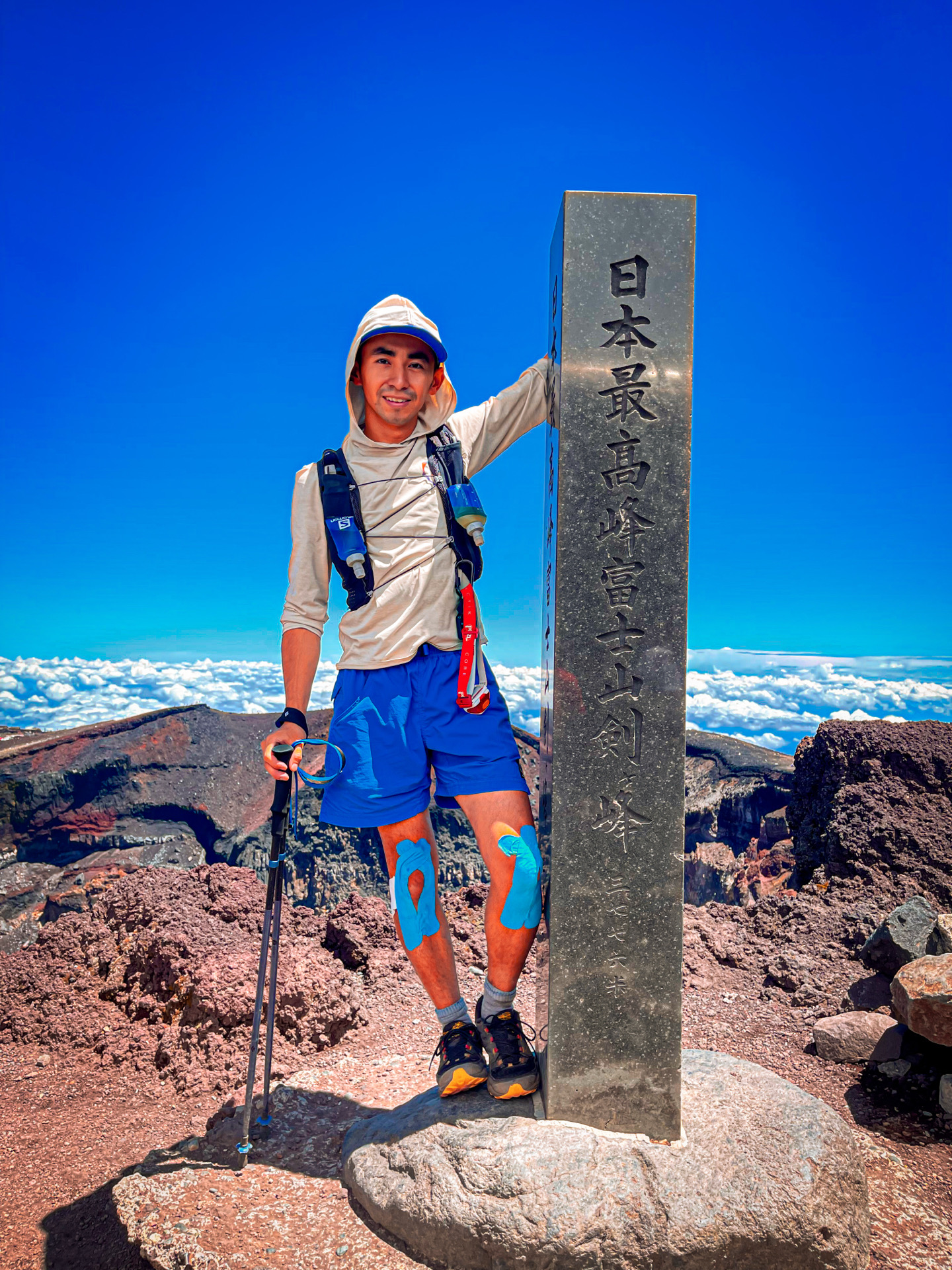 山頂でほほ笑むカストロ純さん