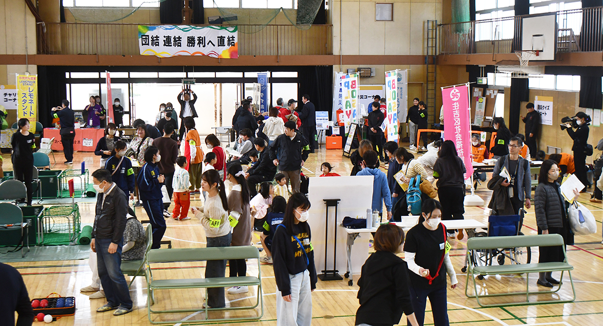 （画像全景：200人余りが参加した第３回ごちゃまぜスポーツ大会＝大阪市住吉区の墨江丘中学校）