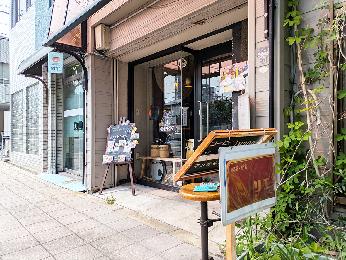 （画像１：喫茶「柿の木の下」（旧喫茶リエ）の外観）

　親あるあいだの語らいカフェは、一般財団法人お寺と教会の親なきあと相談室（小野木康雄代表理事、京都市下京区）が提唱している活動。財団の支部として参画
