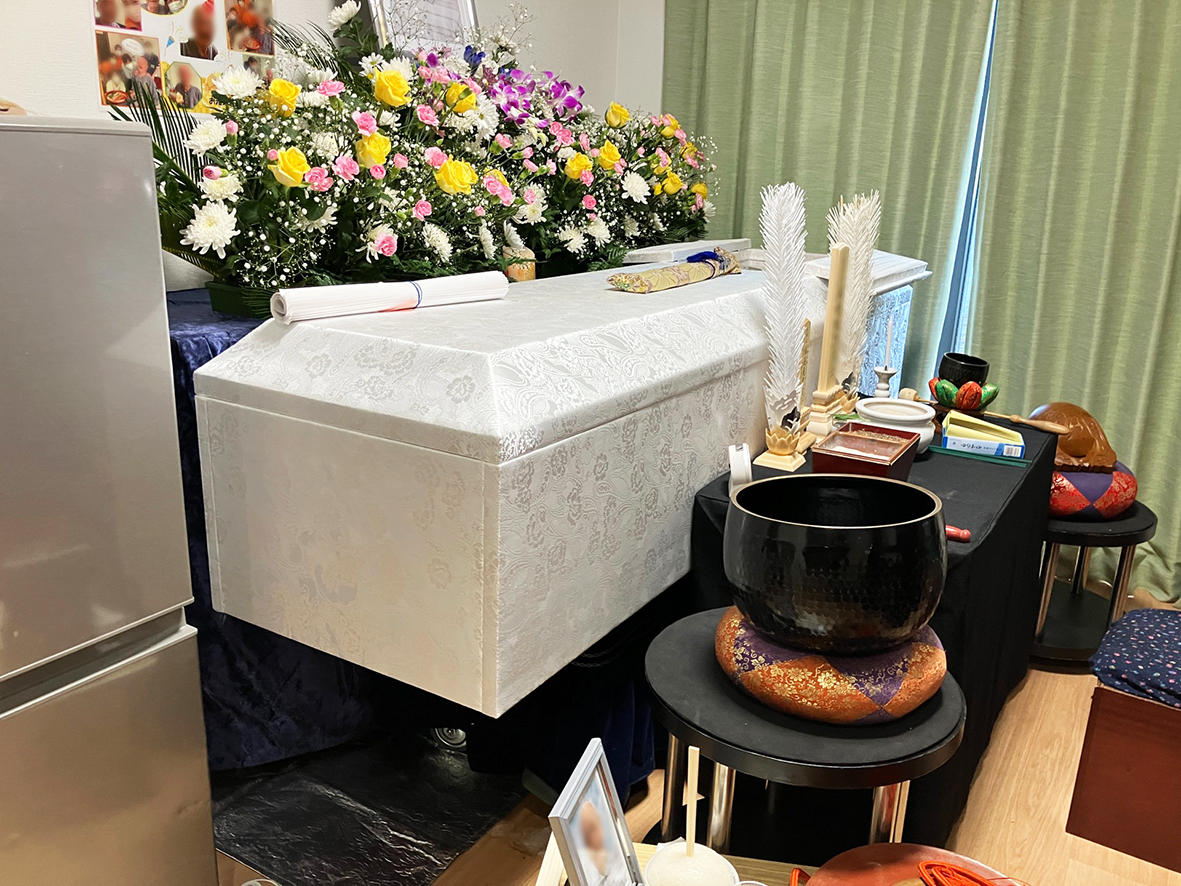 千葉市の施設の居室内で行われた仏式葬儀の飾りつけ（画像を一部処理しています））