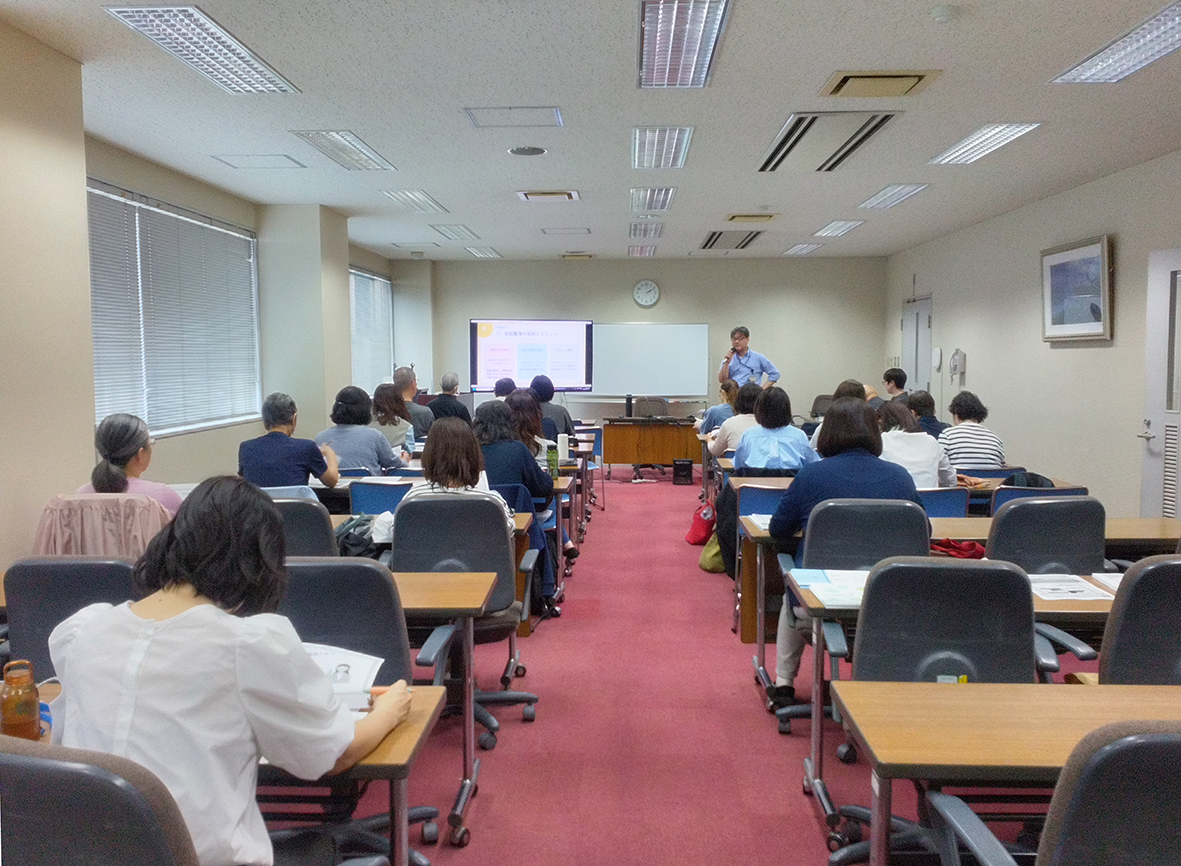 菅担当課長が講師を務め「てくのかわさき」で行った出張講座＝川崎市高津区